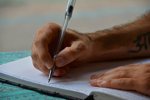 person, bedrift, pen, hvid, bog side, hænder, skrivning, dagbog, tidsskrift, papir, kontor, arbejde, skrivebord, håndskrivning, tekst, skrive, studerende, notesbog, brev, fingre, arbejder, Bemærk, Bestil, papirarbejde, kollegium, rapport, ide, undersøgelse, lektier, projekt, uddannelse, studere, menneskelig hånd, hånd, menneskelig kropsdel, en person, tæt på, indendørs, voksen, herrer, fokus på forgrunden, beskæftigelse, dokument, håndskrift, blyant, 5K