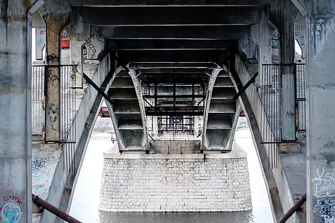 puente, estructura, metal, acero, arquitectura, infraestructura, transporte, urbano, cielo, ciudad, construcción, viaje, la carretera, edificio, punto de referencia, Ingenieria, azul, moderno, tráfico, agua, autopista, calle, al aire libre, noche, famoso, río, ver, Estados Unidos, céntrico, cable, portón, hormigón, suspensión, America, mar, turismo, paisaje urbano, industria, estructura construida, nadie, día, conexión, puente - estructura hecha por el hombre, antiguo, columna arquitectonica, debajo, escalera, abajo, vista de ángulo bajo, 4K, CC0, dominio público, libre de derechos