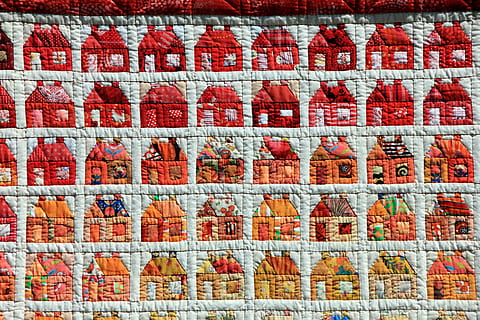 hus print quilt tæppe, håndarbejde, sy, patchwork, hjem, fuld ramme, baggrunde, mønster, ingen mennesker, rød, dag, murstens væg, arkitektur, væg, kreativitet, multi farvet, mursten, udendørs, Kunst og håndværk, murbygningsfunktion, tekstureret, bygget struktur, tæt på, tekstil, stor gruppe af objekter, 5K, CC0, offentligt domæne, royaltyfrie