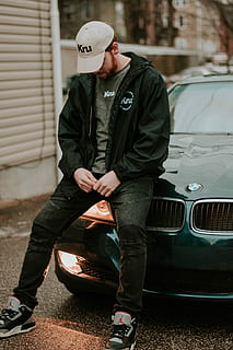 Mann, schwarz, Jacke, Sitzung, Auto, bmw fahrzeug, braun, Gebäude, Licht, Deckel, Hut, echte Menschen, eine Person, in voller Länge, Lebensstile, Kleidung, Männer, Kraftfahrzeug, Vorderansicht, Transportmittel, junger Erwachsener, Freizeitbeschäftigung, Kapuze, junge Männer, Transport, Tag, Legere Kleidung, Kapuze - Kleidung, draußen, warme Kleidung, 5K, CC0, gemeinfrei, lizenzfrei