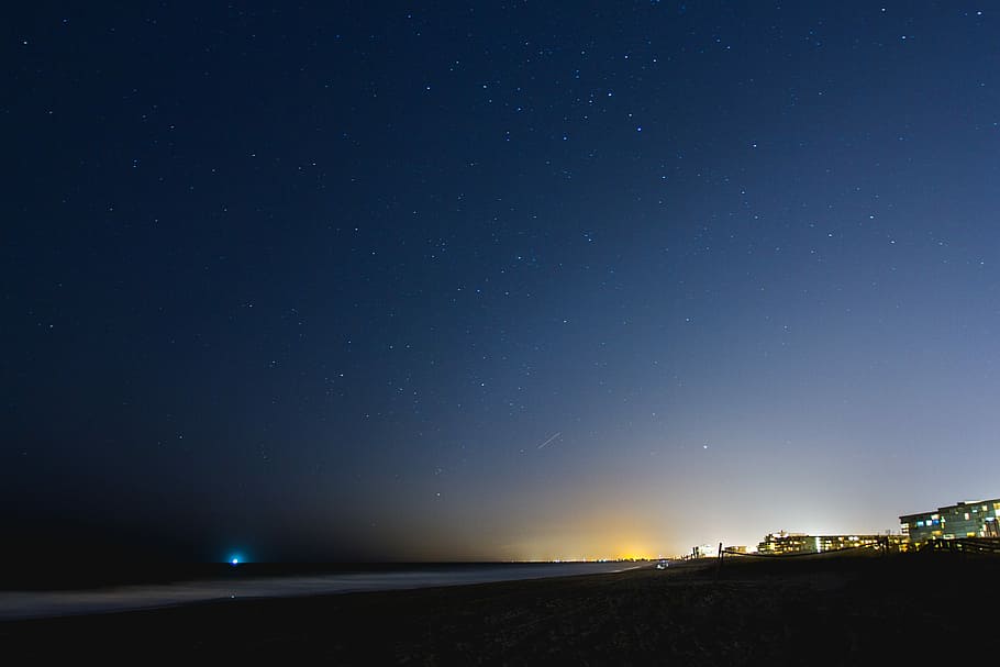 cel nocturn, edificis de la ciutat, nit, panoràmica, veure la fotografia, cel, estrelles, platja, aigua, estrella - espai, astronomia, espai, escenics - natura, bellesa a la natura, mar, naturalesa, galàxia, il·luminat, ciència, arquitectura, tranquil·litat, cap gent, horitzó, terra, escena tranquil·la, fosc, a l'aire lliure, espai i astronomia, Via Làctea, taurus, 5K