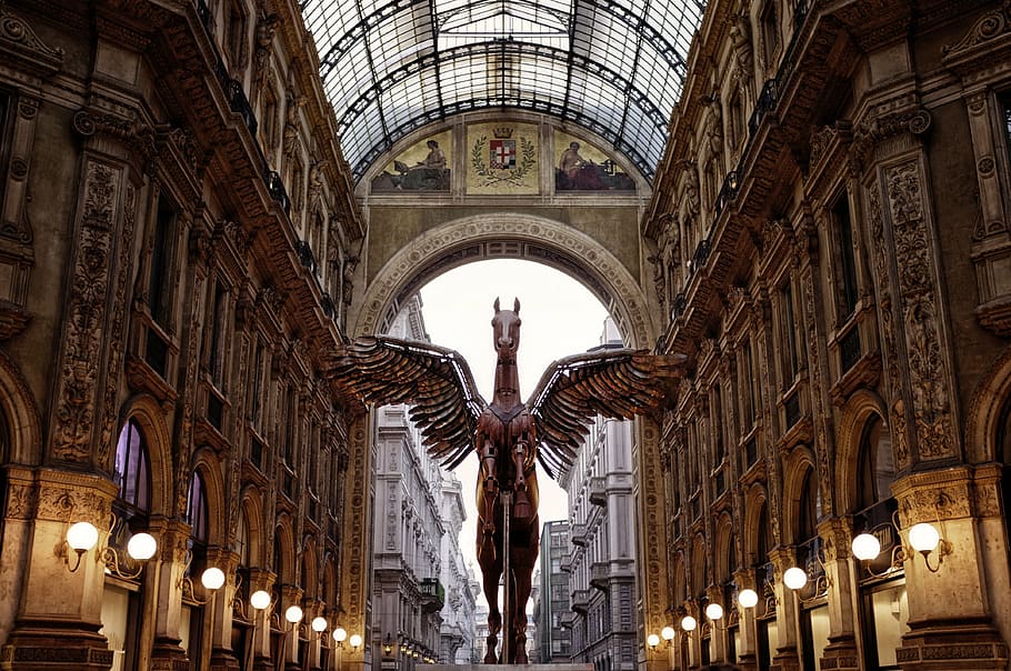 cavall estàtua, de peu, sòl, Milà, Pegàs, galeria, estàtua, vittorio emanuele ii, arquitectura, història, columna arquitectònica, destinacions de viatge, il·luminat, a l'interior, cap gent, dia, estructura construïda, art i artesania, turisme, vista d’angle baix, arc, exterior de l'edifici, equips d’il·luminació, edifici, religió, escultura, el passat, viatjar, espiritualitat, sostre, 4K
