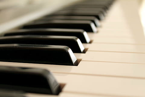 dybde, feltfotografering, tastatur, klaver, musik, instrumenter, nøgler, nodeblad, lyd, dans, auditorium, synthesizer, musiker, forsøg, musikinstrument, klaver nøgle, i en række, kunstkultur og underholdning, sort farve, indendørs, tæt på, ingen mennesker, musikalsk udstyr, selektiv fokusering, faldende perspektiv, hvid farve, keyboard instrument, fravær, træ - materiale, ydeevne, klassisk musik, 1080P, CC0, offentligt domæne, royaltyfrie