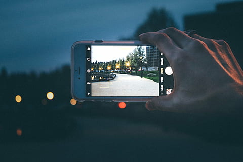 iphone, park, sokak, ışıklar, gece, akşam, adam, el, geçit, aydınlatılmış, teknoloji, fotoğrafçılık temaları, kamera - fotoğrafik donanımlar, açık havada, Kent, sıvı kristal ekran, insan vücudu parçası, kapatmak, insan eli, bir kişi, akıllı telefon, mimari, aktivite, iletişim, fotoğraflama, taşınabilir bilgi cihazı, kablosuz teknoloji, tutma, taşımacılık, araba, ulaşım modu, doğa, 5K, CC0, kamu malı, telif ücretsiz