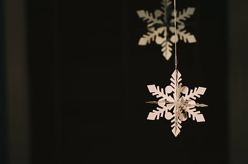 bianca, decorazioni di carta a fiocco di neve, la neve, inverno, freddo, tempo metereologico, decorazione, Natale, vacanza, Festival, decorazione natalizia, celebrazione, copia spazio, sfondo nero, albero di Natale, nessuno, ornamento di Natale, vacanza - evento, avvicinamento, forma a stella, fiocco di neve, in casa, sospeso, forma, temperatura fredda, modello, natura, creatività, buio, 2K