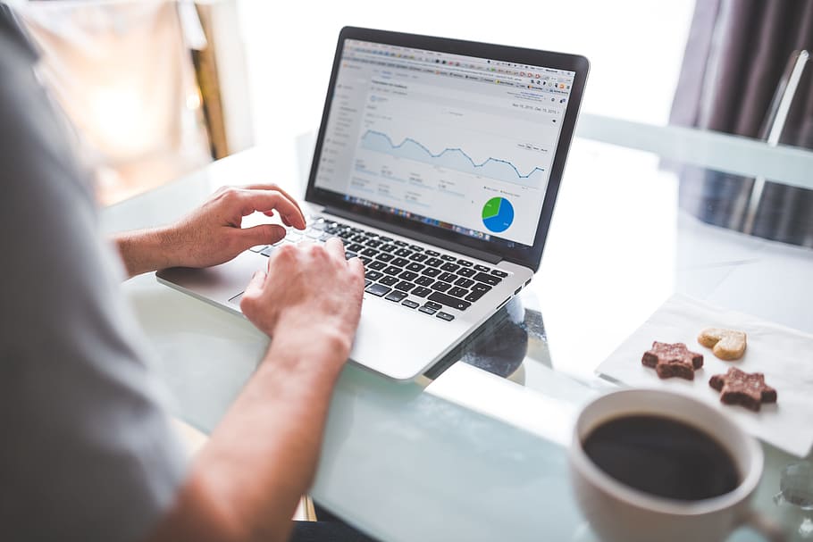 person, ved brug af, bærbar, ved siden af, krus, bord, analytics, diagrammer, grafik, markedsføring, Trafik, seo, macbook, maskinskrivning, arbejder, teknologi, trådløs teknologi, computer, forbindelse, mad og drikke, meddelelse, voksen, internet, kaffekop, en person, kop, computer netværk, forretning, indendørs, selektiv fokusering, bruger bærbar computer, drikke, hånd, 5K