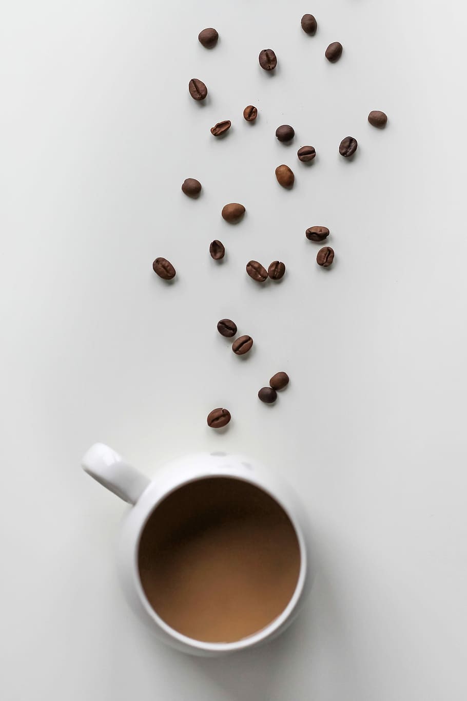boabe de cafea, umplut, halbă, samanta de cafea, cafea, băutură, ceașcă, alb, mancare si bautura, cafea - băutură, studio shot, gustare, vedere în unghi mare, alimente, în interior, nici o persoana, prospeţime, cană de cafea, boabe de cafea prăjită, fundal alb, direct deasupra, natură moartă, condiment, maro, cafeină, băuturi nealcoolice, 4K