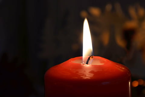 lilin, cahaya lilin, api, membakar, suasana hati, pembakaran, suhu panas, api - fenomena alam, merapatkan, diterangi, fokus pada latar depan, dalam ruangan, tidak ada orang, alam, bersinar, objek tunggal, merah, gelap, warna oranye, peralatan penerangan, liburan, pencairan, kilau, kedatangan, 4K, CC0, domain publik, bebas royalti