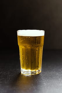 clar, vidre de fossat, ple, groc, líquid, cervesa, fred, beure, estiu, refresc, vidre, set, alcohol, saborós, got de cervesa, degoteig, fons negre, infern, rossa, deliciós, tassa de vidre, tasses de cervesa, trueb, baviera, or líquid, acollidor, beure cervesa, cervesa lleugera, cervesa de blat, prost, extintor de la set, alcohòlic, bavarian, cervesa - alcohol, lager, got de pinta, copa, beguda espumosa, pub, color daurat, primer pla, fred - temperatura, sol objecte, tir de l'estudi, fosc, cap gent, tirar, menjar i beguda, equipament per a la llar, a l'interior, frescor, natura morta, temperatura de fred, comptador de barres, 4K, CC0, domini públic, lliure de regalies