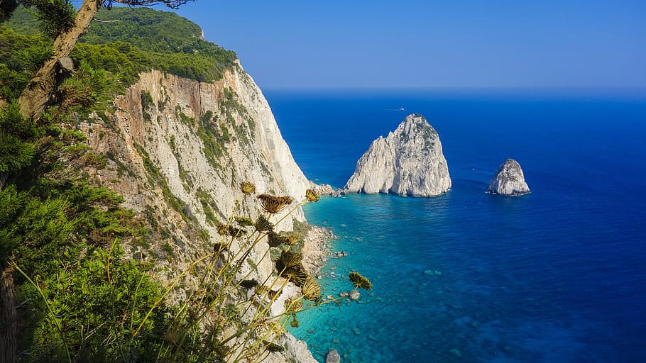 montagna, mare, baia, spiaggia, scogliera, costa, flora, fiori, orizzonte, idilliaco, paesaggio, natura, oceano, piante, rocce, rockyscape, panoramico, paesaggio marino, riva del mare, riva, acqua, scenics - natura, terra, bellezza nella natura, blu, roccia, cielo, roccia - oggetto, solido, formazione rocciosa, orizzonte sull'acqua, la tranquillità, scena tranquilla, nessuno, all'aperto, pila rock, 5K