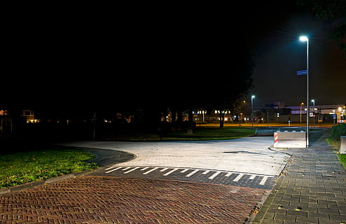 réflexion de la chaussée, surface de la route, réflexion, Groningue, poly civil, nuit, illuminé, rue, en plein air, ville, personne, éclairage public, architecture, matériel d'éclairage, sentier, extérieur du bâtiment, structure construite, espace de copie, la nature, trottoir, signe, route, transport, pavé, vide, lumière, 1080P, CC0, domaine public, libre de droits