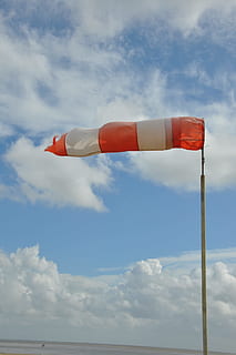 vind sok, vind, vindhastighed, frem, vindretning, himmel, skyer, klima, blå, meteorologi, maritim, humør, vejrstemning, vejr, sky - himmel, rød, dag, flag, natur, ingen mennesker, lav vinkel visning, miljø, pol, patriotisme, hvid farve, udendørs, stribet, frihed, flyvende, uafhængighed, nationalt ikon, 4K, CC0, offentligt domæne, royaltyfrie