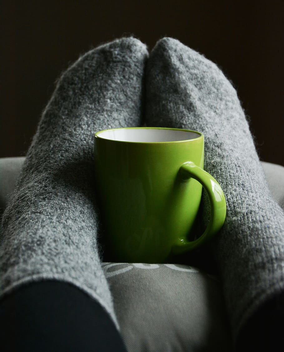 cafè, tassa, peus, borrós, primer pla, tassa de cafè, acollidor, focus, calor, a l'interior, il·luminació, luxe, porcellana, relaxa't, relaxació, descans, mitjons, natura morta, te, desgast, beure, cafè - beguda, part del cos humà, tir de l'estudi, menjar i beguda, una persona, color verd, beguda calenta, cama humana, fons negre, enfocament selectiu, gris, suavitat, tassa de te, mitjó, 4K