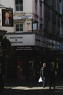 mand, kvinde, gå, williamson street, gade, pub, fodgængerfelt, bygning, facade, arkitektur, bygning udvendig, bygget struktur, tekst, rigtige mennesker, by, herrer, Kvinder, fuld længde, livsstil, vestlige script, mennesker, voksen, dag, meddelelse, gruppe af mennesker, fritidsaktivitet, udendørs, par - forhold, 4K, CC0, offentligt domæne, royaltyfrie