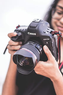 kanonské maledivy, mělký, zaostřovací fotografie, žena, hospodářství, Černá, canon eos -1d kamera, eos-1d, Fotoaparát, kánon, objektiv, 1d, fotograf, fotografická témata, fotoaparát - fotografické vybavení, technologie, focení, fotografické vybavení, digitální fotoaparát, objektiv - optický přístroj, aktivita, obsazení, lidé, muži, uvnitř, životního stylu, skutečných lidí, dospělý, zaměřit se na popředí, slr fotoaparát, moderní, digitální jednooká zrcadlovka, 2K, CC0, veřejná doména, bez autorských práv