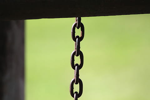 swing, cadena, parc infantil, nens, jugar, sortir, infància, rock, diversió, metall, penjar, enllaços de la cadena, color verd, cap gent, primer pla, dia, força, connexió, centrar-se en primer pla, penjant, a l'aire lliure, naturalesa, seguretat, patró, protecció, joieria, color negre, tir de l'estudi, 5K, CC0, domini públic, lliure de regalies