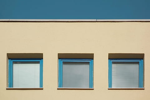 três janelas fechadas, arquitetura, construção, a infraestrutura, fachada, janela, estrutura construída, exterior do edifício, origens, ninguém, dia, quadro completo, multi colorido, recurso de construção de parede, Distrito residencial, azul, obturador, lado a lado, ao ar livre, forma geométrica, luz solar, casa, copie o espaço, persianas, cor branca, bege, moldura da janela, 4K, CC0, domínio público, royalty free