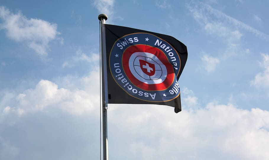bandera, suïssa, nra, cel, text, núvol - cel, a l'aire lliure, dia, cap gent, signe, comunicació, naturalesa, senyal d'advertència, vista d’angle baix, vermell, guió occidental, orientació, cercle, informació, forma, forma geomètrica, prohibit, signe d'informació, senyal de trànsit, símbol d’avís, 4K