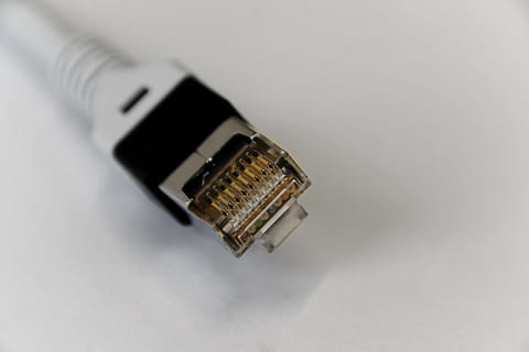 cable, conexión, Ethernet, cable de LAN, tecnología, enchufe de conexión de red, Internet, cable de computadora, Red de computadoras, adentro, Fondo blanco, foto de estudio, tecnología inalámbrica, comunicación, solo objeto, de cerca, nadie, equipo de computadora, parte de la computadora, centrarse en primer plano, computadora, electricidad, equipo eléctrico, comunicaciones globales, 2K, CC0, dominio público, libre de derechos