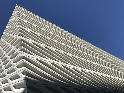 vaste, architecture, bâtiment, structure construite, gratte ciel, extérieur du bâtiment, moderne, industrie de construction, ciel, faible angle de vue, bleu, personne, modèle, ville, ciel clair, journée, la nature, lumière du soleil, extérieur d'immeuble de bureaux, en plein air, toit, répétition, conception, 4K, CC0, domaine public, libre de droits