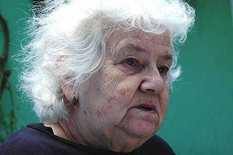 retrat, cara, mrs, vell, edat, cabell blanc, pensionista, adult gran, Cabells grisos, tirada al cap, adult, dones grans, només una dona sènior, gent, rostre humà, part del cos humà, persones reals, estils de vida, una persona, arrugat, primer pla, dones, pentinat, a l'interior, part del cos, depressió - tristesa, contemplació, 2K, CC0, domini públic, lliure de regalies
