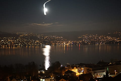 llac, reflexió, aigua, nit, zurich, aigua, nit, il·luminat, lluna, cel, ciutat, arquitectura, exterior de l'edifici, estructura construïda, paisatge urbà, naturalesa, lluna plena, edifici, cap gent, llum de la lluna, barri residencial, a l'aire lliure, brillant, 5K, CC0, domini públic, lliure de regalies
