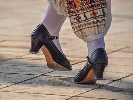zbliżenie, fotografia, czarny, Mary Jane, pasek, buty, taniec, tancerz, tradycyjny, folklor, Płeć żeńska, mundur, etniczny, Cypr, ludzie, na dworze, niska sekcja, ludzka noga, but, część ciała, jedna osoba, część ludzkiego ciała, kobiety, dorosły, moda, wysokie obcasy, prawdziwi ludzie, dzień, skupić się na pierwszym planie, ludzka stopa, styl życia, spędzania wolnego czasu, kultura i rozrywka artystyczna, na stojąco, ludzka kończyna, 4K, CC0, domena publiczna, darmowe zdjęcia