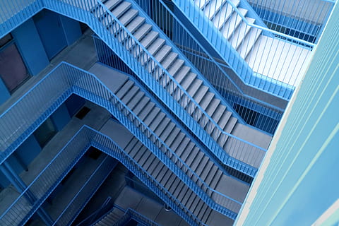 aèria, veure f, blau, gris, concret, escala, passos, escales, arquitectura, estructura construïda, resum, ciutat, exterior de l'edifici, modern, patró, edifici, cap gent, fons, vidre - material, futurista, escàs, forma geomètrica, negocis, oficina, exterior d’edifici d’oficines, vida de ciutat, finestra, acer, complexitat, gratacels, aliatge, funció de construcció, fons abstractes, 5K, CC0, domini públic, lliure de regalies
