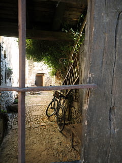 finestra, grata, bicicletta, scala, vecchia casa, mezzi di trasporto, architettura, struttura costruita, giorno, nessuno, luce del sole, natura, veicolo terrestre, modo di trasporto, all'aperto, esterno dell'edificio, costruzione, stazionario, pianta, parcheggio, ombra, cestino, scena rurale, abbandonato, ruota, colonna architettonica, 4K, CC0, dominio pubblico, privo di copyright