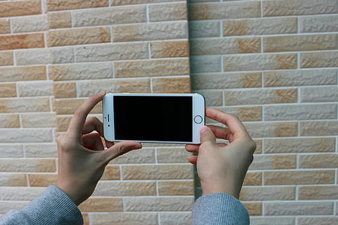 iphone, 6, 6s, mano, teléfono, niña, manzana, pared, ios, panal, datos, tecnología inalámbrica, participación, mano humana, tecnología, una persona, comunicación, teléfono inteligente, dispositivo de información portátil, conexión, teléfono móvil, parte del cuerpo humano, adulto, adulto joven, pared de ladrillo, ladrillo, pared - característica de la construcción, actividad, blanco, 5K, CC0, dominio público, libre de derechos