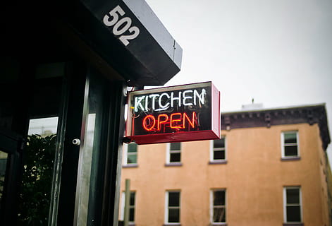 cuisine, ouvrir, enseigne au néon, signe, restaurant, aliments, dîner, architecture, texte, extérieur du bâtiment, la communication, écriture occidentale, structure construite, faible angle de vue, ville, personne, journée, en plein air, lettre capitale, la fenêtre, ciel, illuminé, bâtiment, information, rouge, enseigne commerciale, 4K, CC0, domaine public, libre de droits