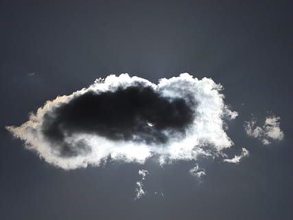 Sky, sol, dyster, baglygte, sky - himmel, himmel, skønhed i naturen, natur, lav vinkel visning, ingen mennesker, hvid farve, fluffy, scenics - natur, udendørs, dag, ro, cloudscape, miljø, dramatisk himmel, idyllisk, sollys, overskyet, meteorologi, blødhed, tjavsede, ildevarslende, 2K, CC0, offentligt domæne, royaltyfrie