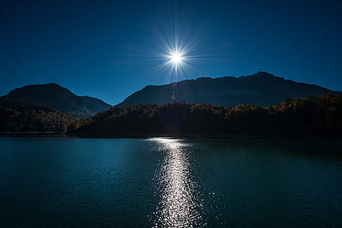 clar, albastru, apă, noapte, cer, lună, ușoară, Munte, ținut muntos, peisaj, lac, mare, reflecţie, copaci, plantă, scenice - natura, frumusețe în natură, o scenă liniștită, liniște, natură, nici o persoana, lentila flacara, lumina soarelui, idilic, de munte, rază de soare, în aer liber, malul mării, 5K, CC0, domeniu public, fără drepturi de autor