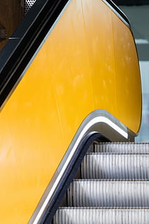 grigio, giallo, scala mobile, metallo, passo, scala, minimo, nessuno, architettura, struttura costruita, mezzi di trasporto, ringhiera, avvicinamento, gradini e scale, giorno, vista dall'alto, modello, all'aperto, modo di trasporto, moderno, luce del sole, veicolo terrestre, 5K, CC0, dominio pubblico, privo di copyright