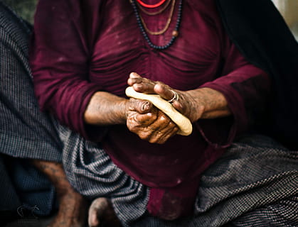 cuiner del rabari, massa per modelar persona, mans, cuinar, pa, massa, fabricació, mà humana, mà, adult, secció mitjana, part del cos humà, joieria, assegut, primer pla, anell, gent, adult gran, a l'interior, dones, vista frontal, roba casual, temes socials, les mans juntes, dit, cura, 4K, CC0, domini públic, lliure de regalies