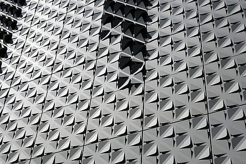 estructura, arquitectura, façana, gris, edifici, patró, marc complet, fons, primer pla, textura, disseny, forma, cap gent, repetició, creativitat, resum, estructura construïda, art i artesania, vista d’angle baix, forma geomètrica, forma de triangle, dia, metall, a l'interior, color plata, sostre, 4K, CC0, domini públic, lliure de regalies