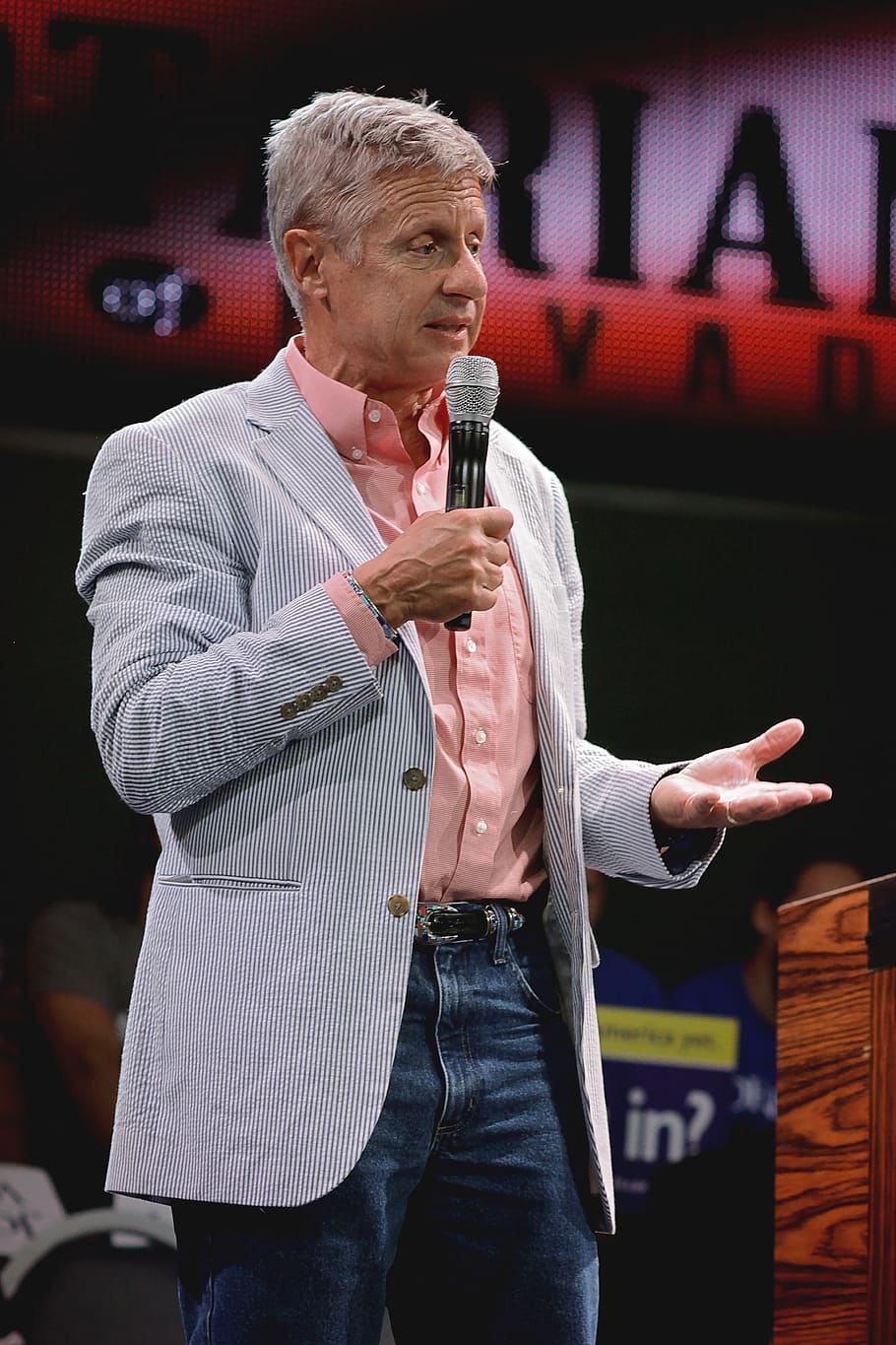 gary johnson, president, eleccions, 2016, presidencial, candidat, partit llibertari, llibertari, una persona, persones reals, celebració, de peu, a l'interior, adult gran, adult, tres quarts de longitud, comunicació, Dispositiu d'entrada, roba casual, micròfon, estils de vida, activitat d'oci, adult madur, vista frontal, parlar, mirant, 5K