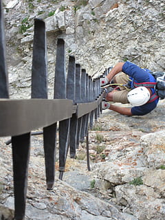 escalada, muntanya, rock, escalador, una persona, persones reals, dia, estils de vida, activitat d'oci, naturalesa, sòlid, arquitectura, a l'aire lliure, aventura, estructura construïda, mà, longitud completa, celebració, part del cos humà, rock - object, mà humana, paret de pedra, 2K, CC0, domini públic, lliure de regalies