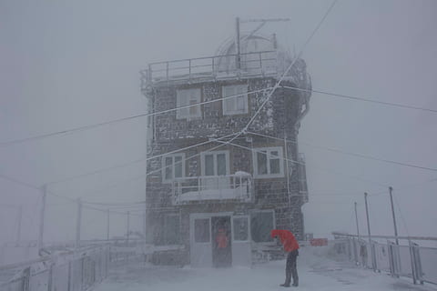 jungfrau joch, selectiv, fotografie, om, roșu, hanorac cu gluga, alb, solid, clădire, haina rosie, temperatura rece, iarnă, arhitectură, natură, construită, cer, zăpadă, ceaţă, exteriorul clădirii, cablu, ninsorile, în aer liber, conexiune, zi, mers, vreme extrema, oameni apropiați, linie de alimentare, electricitate, 5K, CC0, domeniu public, fără drepturi de autor
