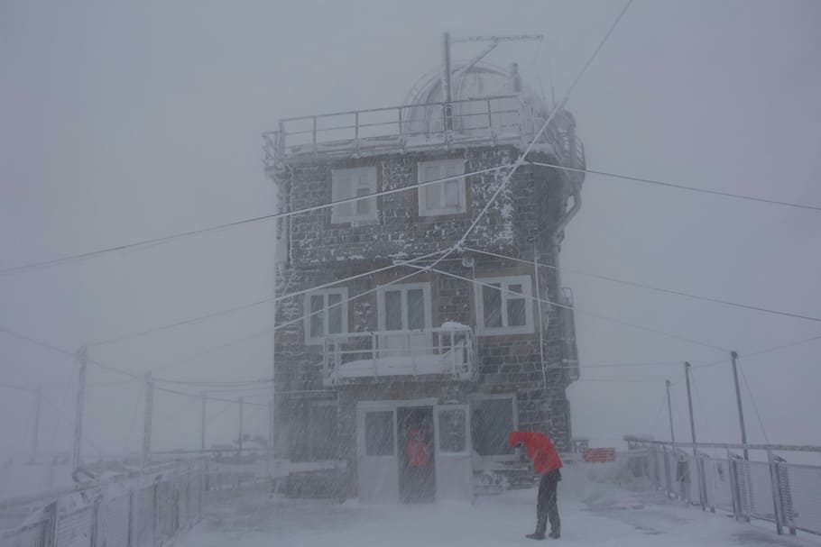 jungfrau joch, selektiv, fotografering, mand, rød, hættetrøje, hvid, solid, bygning, rød frakke, kold temperatur, vinter, arkitektur, natur, bygget struktur, himmel, sne, tåge, bygning udvendig, kabel, sner, udendørs, forbindelse, dag, gå, ekstremt vejr, tilfældige mennesker, strømkabel, elektricitet, 5K