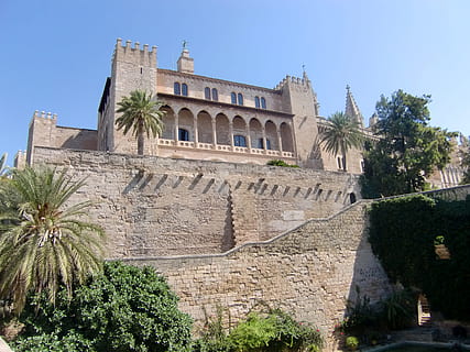 budynek, arkady, okno, architektura, łuki, filar, stuetz pfeiler, fasada, historycznie, niebo, Hiszpania, Mallorca, pałac, dom króla, zbudowana struktura, drzewo, na zewnątrz budynku, roślina, historia, przeszłość, Natura, cele podróży, czyste Niebo, dzień, światło słoneczne, podróżować, żadnych ludzi, starożytny, turystyka, drzewo palmowe, niski kąt widzenia, na dworze, starożytna cywilizacja, archeologia, 2K, CC0, domena publiczna, darmowe zdjęcia
