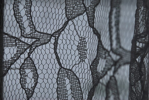 schließen, Fotografie, Fadenvorhang, Spitze, Muster, dekorativ, Jahrgang, Ornament, klassisch, Stoff, Textil-, aufwendig, Design, nahtlos, Stil, elegant, viktorianisch, kreativ, Mode, gedeihen, Zierpflanzen, Hintergründe, abstrakt, keine Leute, Zaun, Nahansicht, Vollbild, Netting, Sicherheit, Schutz, draußen, Grenze, Tag, Draht, Flachwinkelansicht, Barriere, Komplexität, Kommunikation, die Architektur, gebaute Struktur, Fischereiindustrie, verheddert, 2K, CC0, gemeinfrei, lizenzfrei