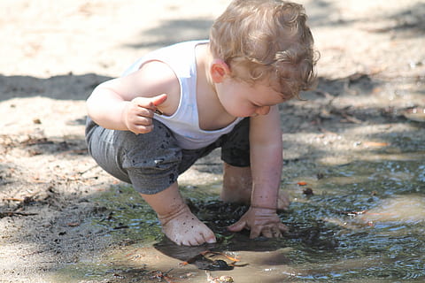 Kleinkind, spielen, Schlamm, Kind, Pfütze, abspielen, Spaß, Natur, Bimbo, Hände, entdecken, draußen, Jungs, kaukasischer Abstammung, Sommer-, süß, Kindheit, Menschen, klein, Baby, Lebensstile, Männer, eine Person, in voller Länge, Tag, Haar, echte Menschen, Unschuld, Legere Kleidung, Freizeitbeschäftigung, Nachwuchs, blondes Haar, Wasser, schmutzig, 4K, CC0, gemeinfrei, lizenzfrei