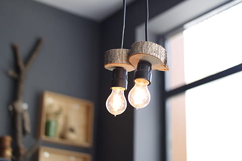 2, trasformato, sospeso, lampade, bulbi, raggiante, lampadine, luci, attrezzatura per l'illuminazione, concentrarsi sulle conoscenze acquisite, Inquadratura dal basso, nessuno, illuminato, elettricità, lampadina, soffitto, avvicinamento, in casa, luce, interno di casa, luce pendente, luce elettrica, messa a fuoco selettiva, vetro - materiale, architettura, lampada elettrica, apparecchio di illuminazione, 5K, CC0, dominio pubblico, privo di copyright