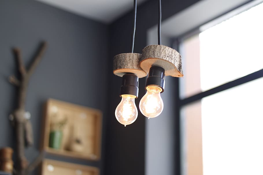 2, convertit, penjant, llums, bombetes, brillant, equips d’il·luminació, centrar-se en primer pla, vista d’angle baix, cap gent, il·luminat, electricitat, bombeta, sostre, primer pla, a l'interior, llum, interior de casa, llum penjant, llum elèctrica, enfocament selectiu, vidre - material, arquitectura, 5K