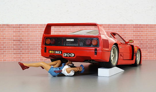 auto sportiva rossa, modello di auto, ferrari, modello, meccanico, laboratorio, auto, vecchi tempi, giocattoli, auto sportiva, vecchio, rosso, motorsport, veicolo, classico, settore automobilistico, nostalgico, rarità, mezzi di trasporto, giorno, all'aperto, solo un uomo, una persona, lunghezza intera, pompiere, Solo uomini, autopompa, giocattolo, macchina giocattolo, infanzia, veicolo a motore, divertimento, modo di trasporto, mattone, in casa, umorismo, muro di mattoni, parete, detenzione, seduta, 4K, CC0, dominio pubblico, privo di copyright