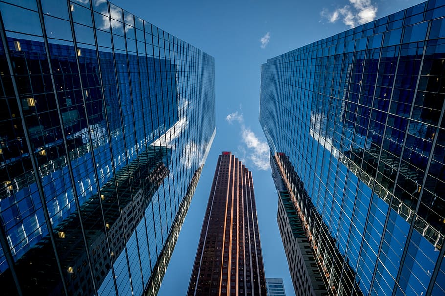 reflectoare, vierme, eye view fotografie, în oglindă, clădiri, clădire, oraș, înalt, reflecţie, cer, arhitectură, construită, exteriorul clădirii de birouri, exteriorul clădirii, zgârie-nori, birou, sticlă - material, modern, înalt - înalt, vedere unghiulară joasă, nor - cer, Afaceri, albastru, natură, turn, nici o persoana, în aer liber, peisaj urban, districtul financiar, imediat mai jos, aliaj, 5K