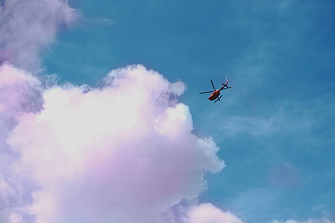 hanno guardato, elicottero rosso, elicottero, Cloudscape, nube, rosa, cielo blu, cielo, veicolo aereo, nuvola - cielo, volante, mezzi di trasporto, modo di trasporto, aereo, mezz'aria, movimento, natura, Inquadratura dal basso, fumo - struttura fisica, in movimento, giorno, viaggio, nessuno, all'aperto, blu, bellezza nella natura, inquinamento, acrobatica aerea, 5K, CC0, dominio pubblico, privo di copyright