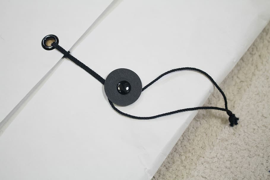 sobre, coses, lletres, frase, la frase, línia, cap gent, cable, a l'interior, primer pla, tecnologia, dia, connexió, sol objecte, tir de l'estudi, escoltar, electricitat, comunicació, música, auriculars, generació de combustible i energia, senzillesa, Color blanc, natura morta, gris, vista d’angle alt, dos objectes, Font d'alimentació, equipament elèctric, 5K