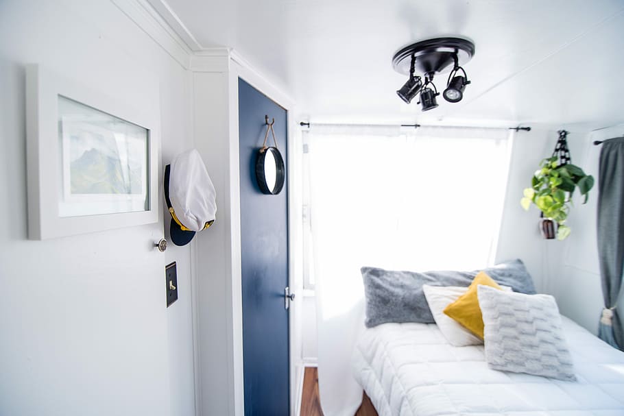 fire, puder, quiltet, hvid, seng, blå, dør, vindue, gardin, inde, godt tændte, værelse, hvid kabine interiør, soveværelse, hat, hav, design, båd, lys, plante, pude, sengetøj, ocean, indretning, hjemlige værelse, møbel, indendørs, ingen mennesker, elektrisk lampe, belysningsudstyr, moderne, fravær, hjemlige liv, hjem interiør, home showcase interiør, hjem, pæn, indgang, murbygningsfunktion, fyldt, hyggelig, luksus, ren, ur, 5K